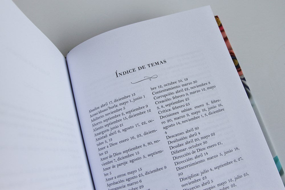 Un año con Dios: 365 devocionales para la mujer / A Year with God. A Devotional for Women